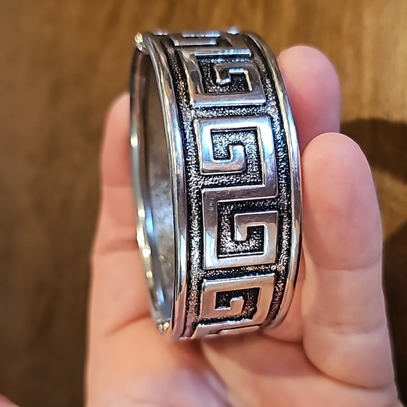 STUNNING VINTAGE GREEK KEY BRACELET - Picture 1 of 5